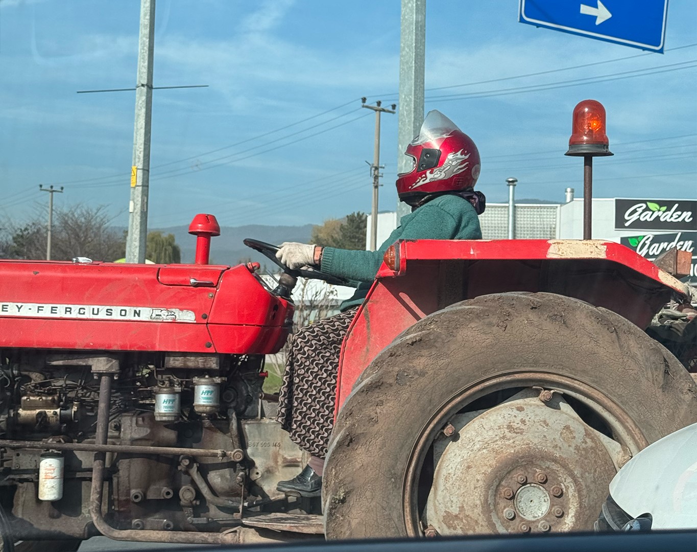 motosiklet-kaskiyla-traktor-kullanan-kadin-sosyal-medyada-buyuk-begeni-topladi