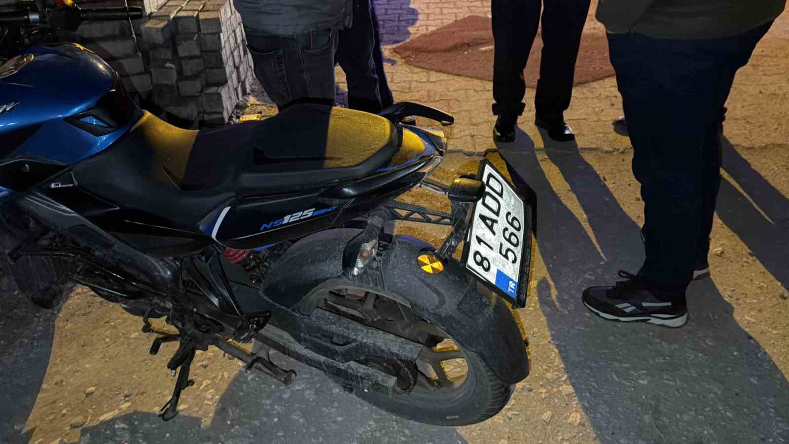 motosiklet-yolun-karsisina-gecmeye-calisan-adama-carpti-3-yarali