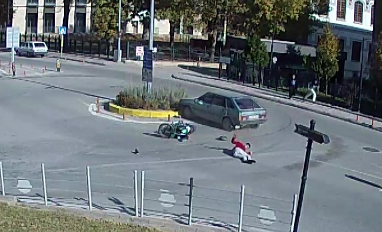 motosikletli-havada-takla-atti-ilk-yaptigi-sey-firlayan-ayakkabisini-giymek-oldu