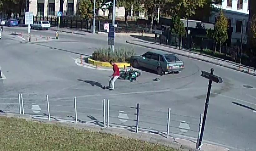 motosikletli-havada-takla-atti-ilk-yaptigi-sey-firlayan-ayakkabisini-giymek-oldu