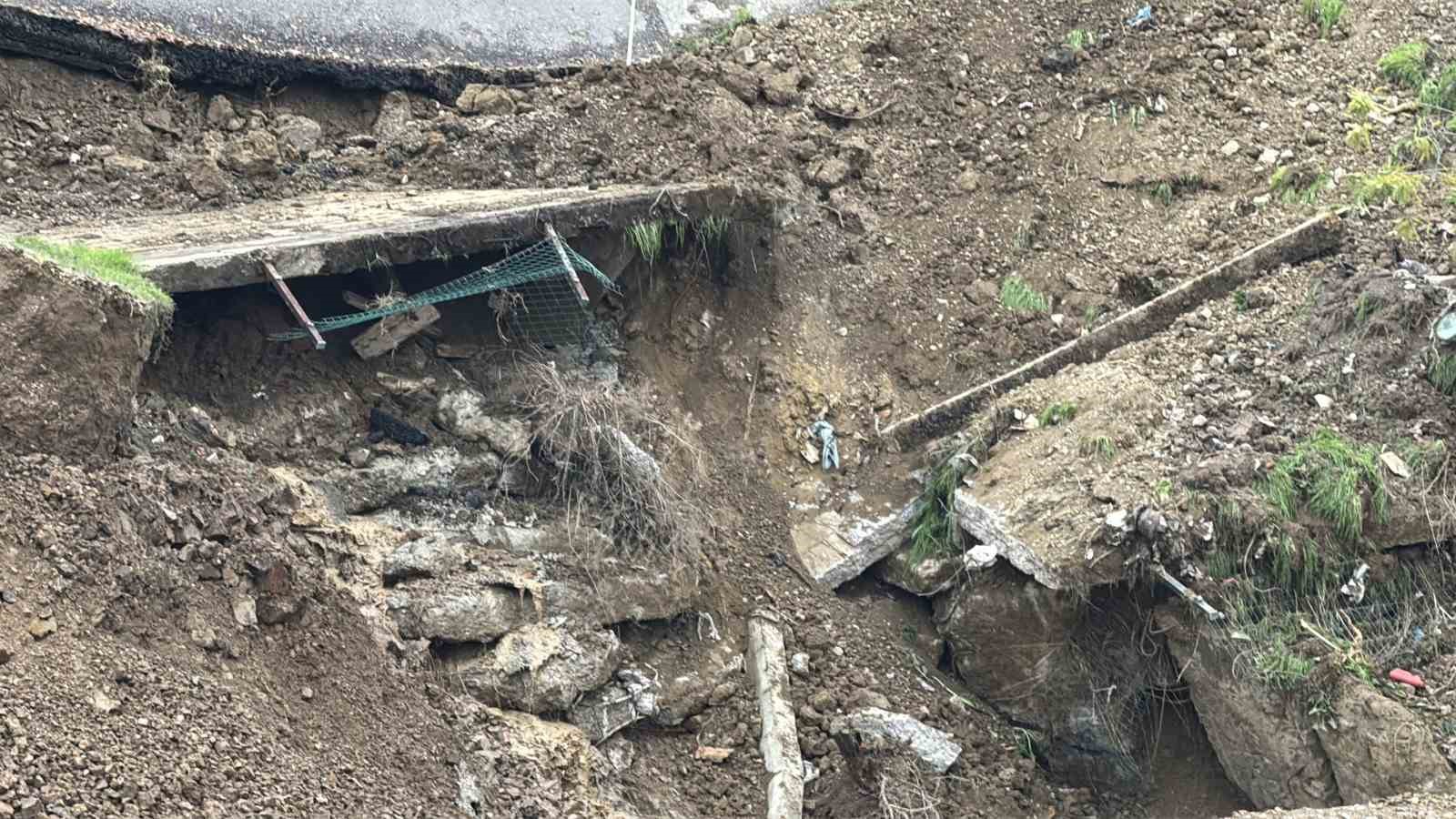 okul-insaatinin-yaninda-coken-yol-dronla-goruntulendi