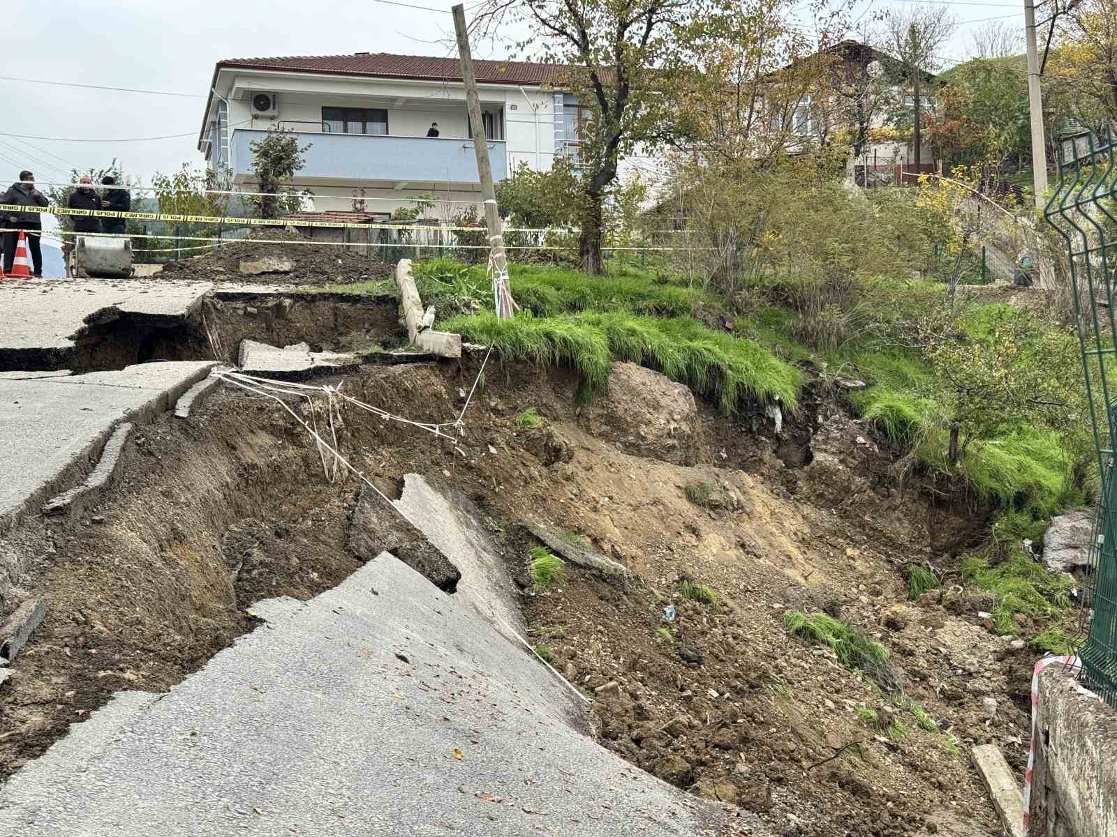 okul-insaatinin-yaninda-coken-yol-dronla-goruntulendi