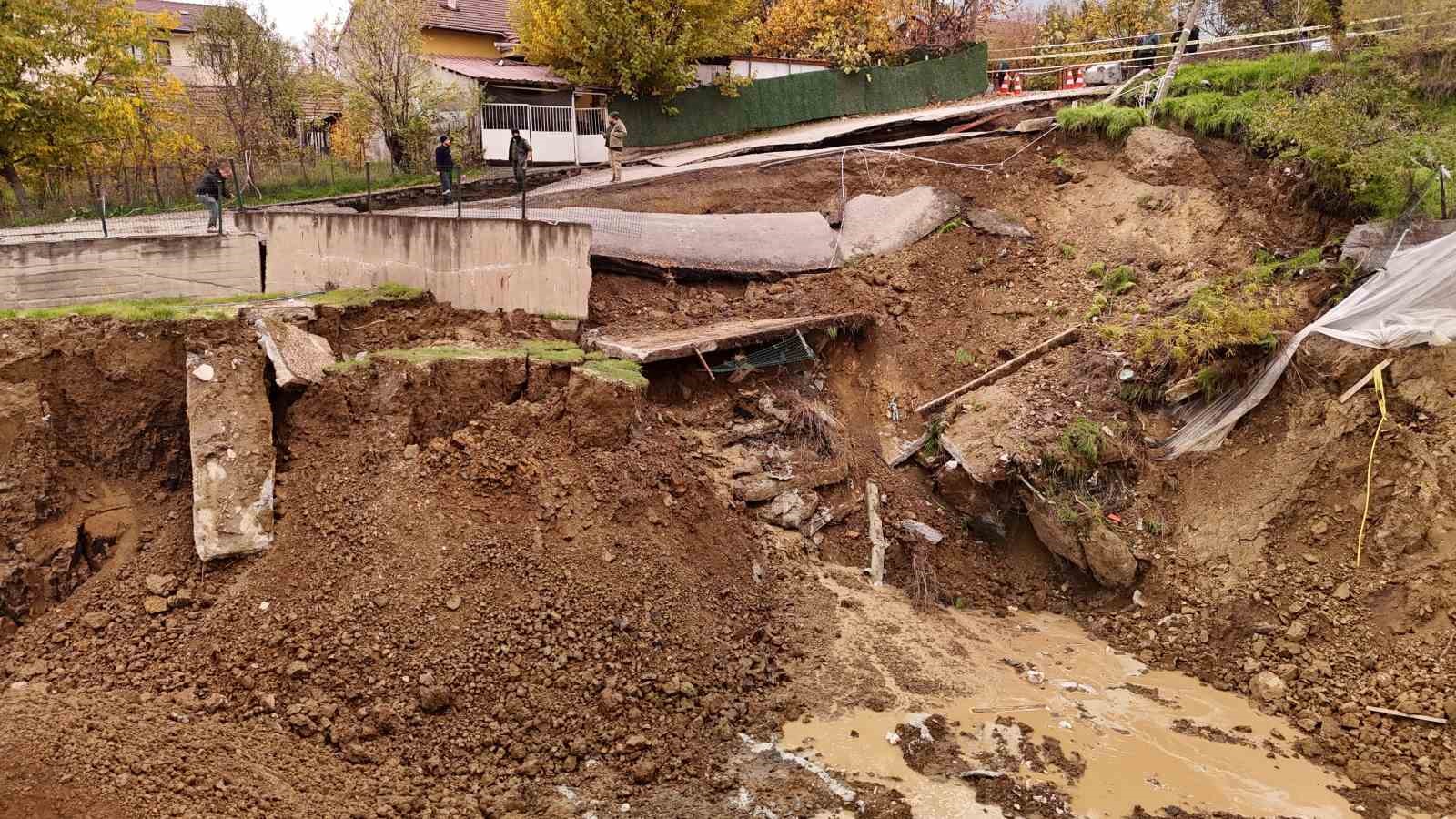 okul-insaatinin-yaninda-coken-yol-dronla-goruntulendi