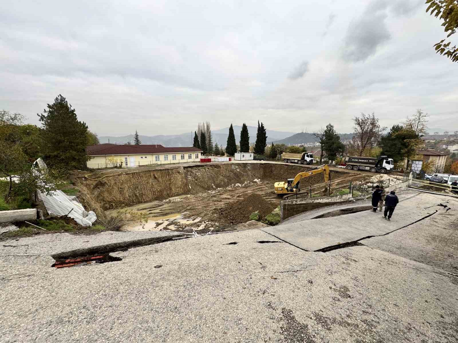 okul-insaatinin-yaninda-coken-yol-dronla-goruntulendi