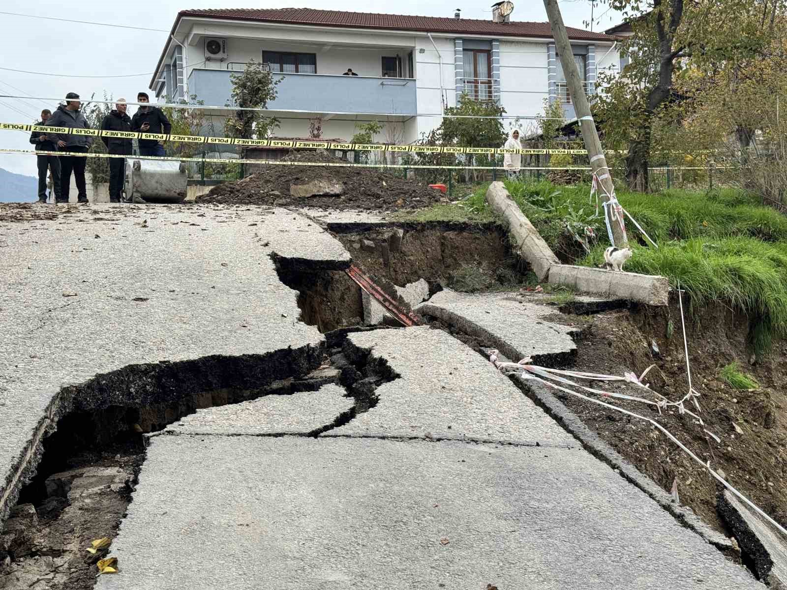 okul-insaatinin-yaninda-coken-yol-dronla-goruntulendi