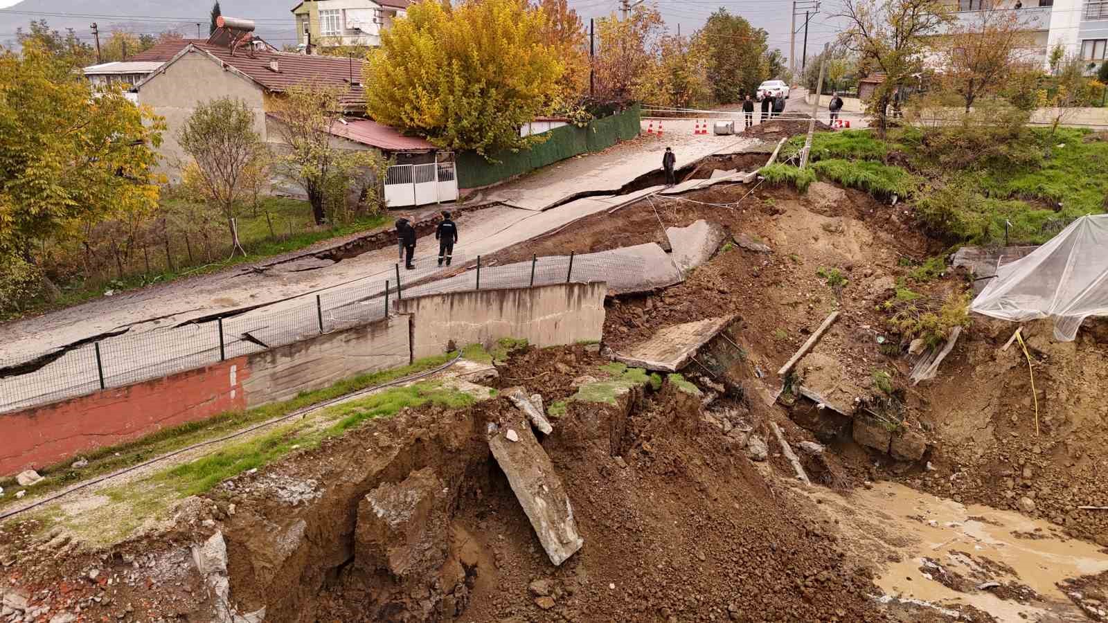 okul-insaatinin-yaninda-coken-yol-dronla-goruntulendi