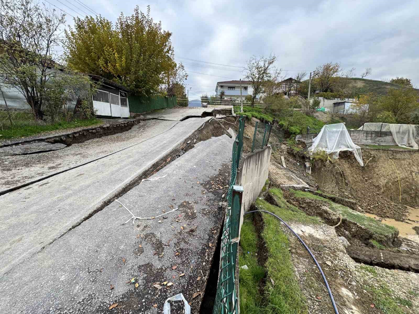 okul-insaatinin-yaninda-coken-yol-dronla-goruntulendi