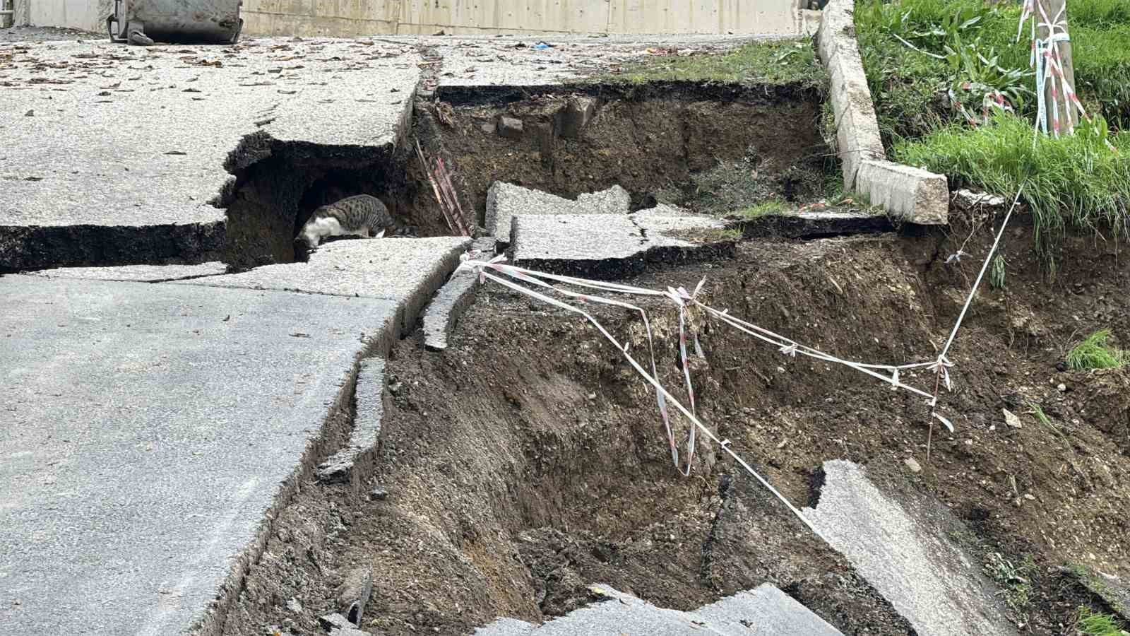 okul-insaatinin-yaninda-coken-yol-dronla-goruntulendi