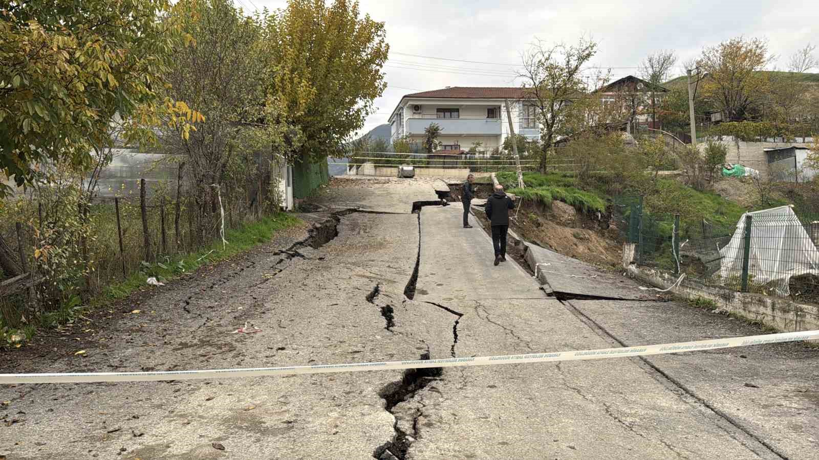 okul-insaatinin-yaninda-coken-yol-dronla-goruntulendi