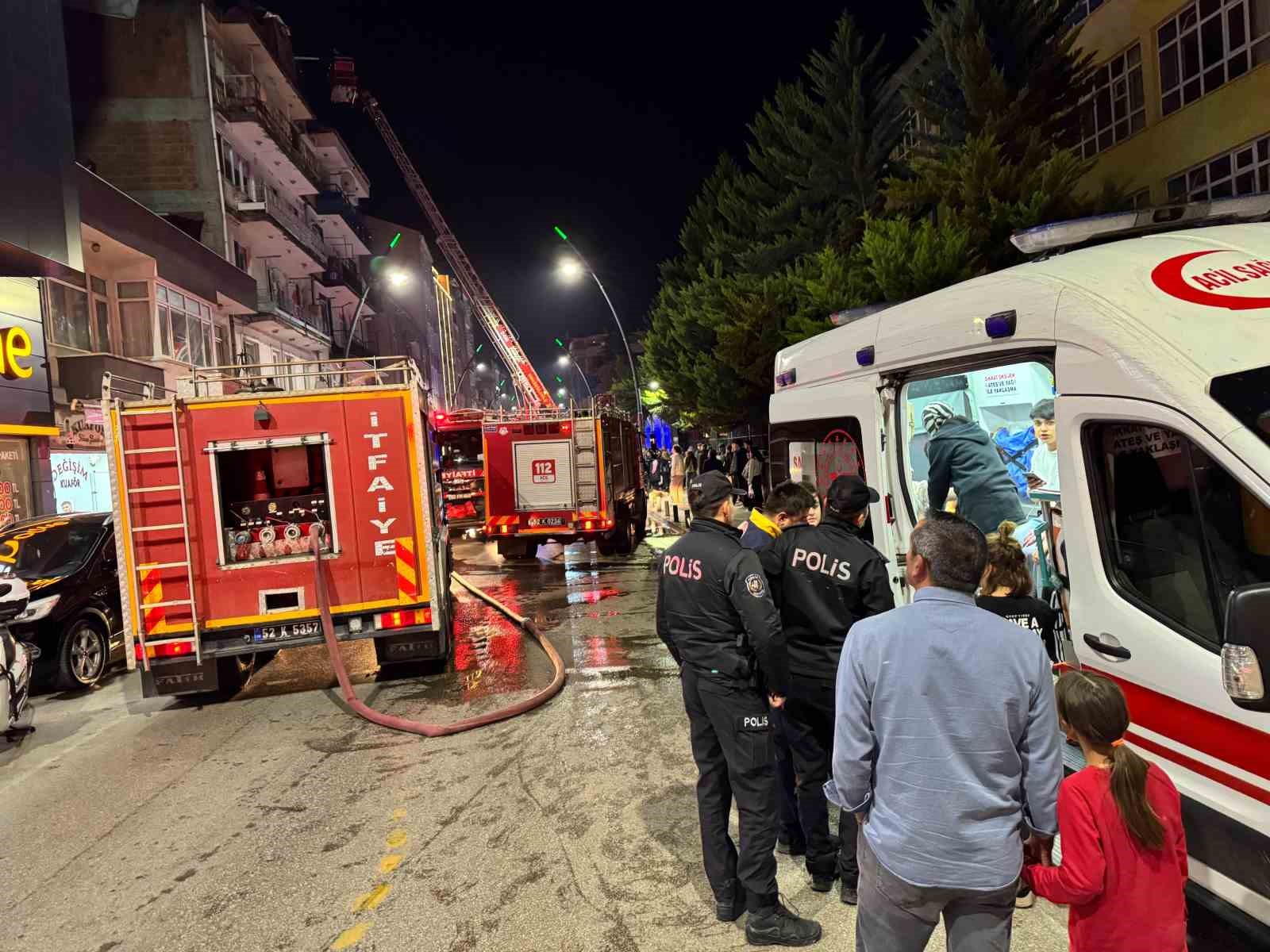 orduda-cati-kati-yangini-5-kisi-asansorlu-aracla-tahliye-edildi