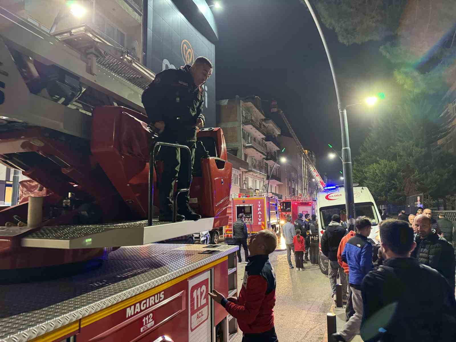 orduda-cati-kati-yangini-5-kisi-asansorlu-aracla-tahliye-edildi