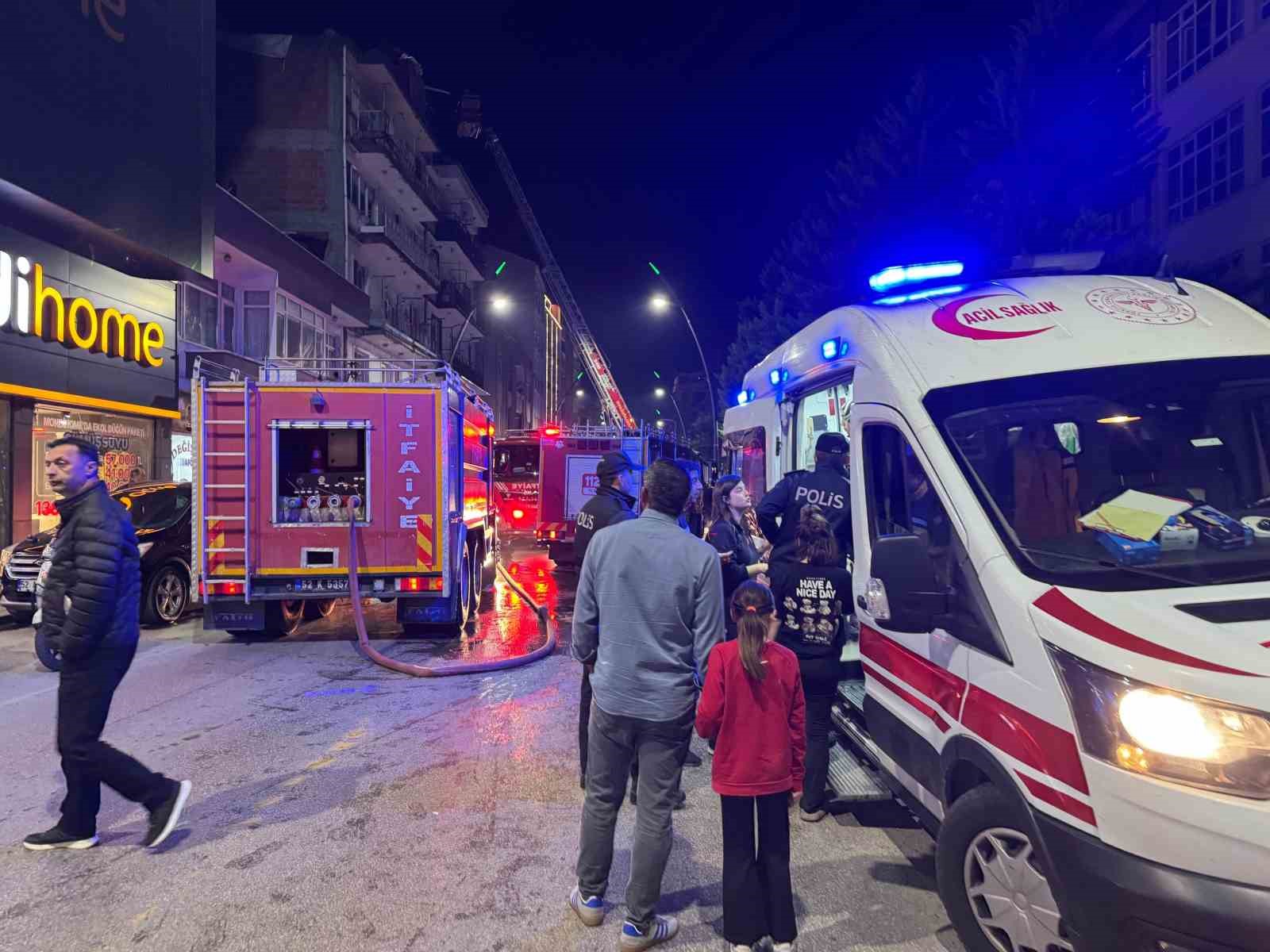 orduda-cati-kati-yangini-5-kisi-asansorlu-aracla-tahliye-edildi