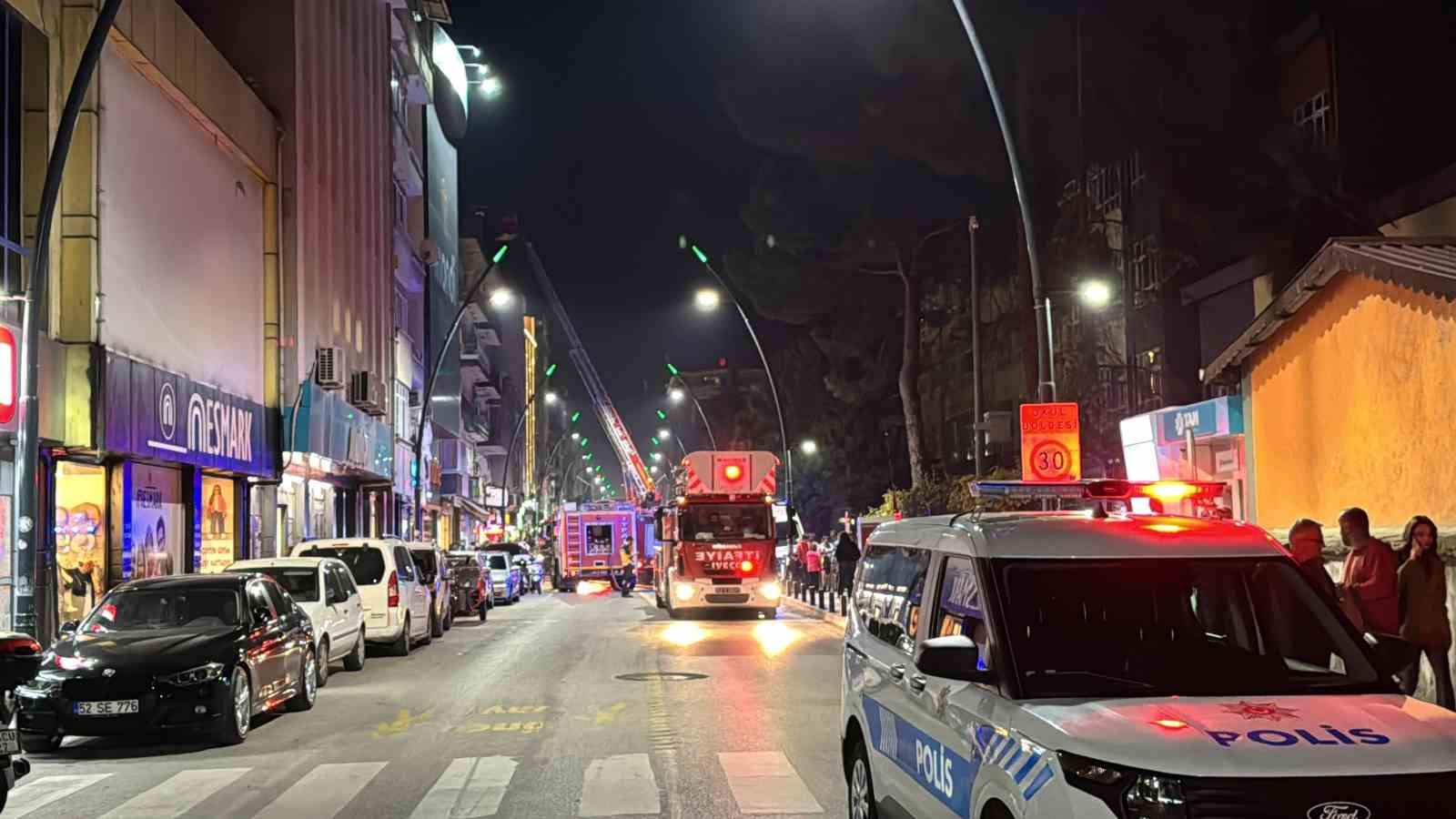 orduda-cati-kati-yangini-5-kisi-asansorlu-aracla-tahliye-edildi