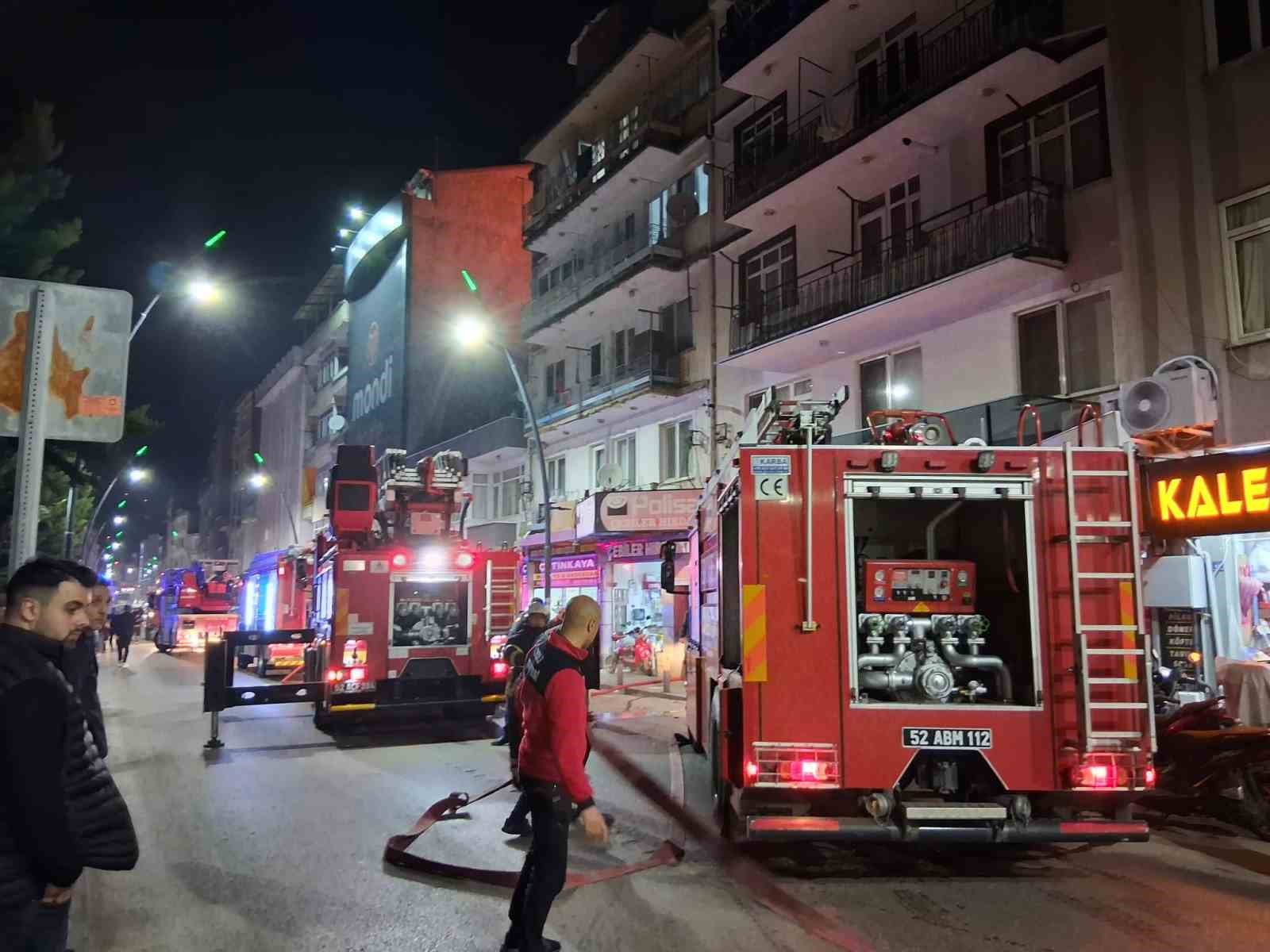 orduda-cati-kati-yangini-5-kisi-asansorlu-aracla-tahliye-edildi