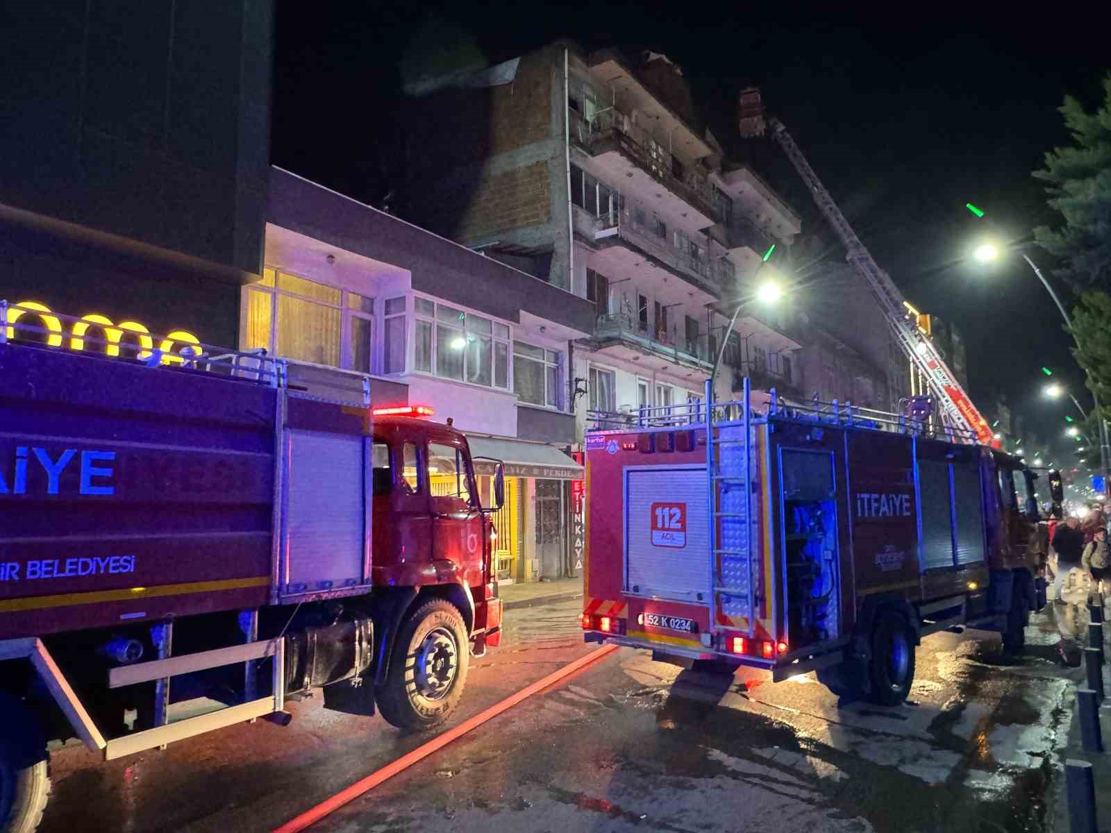 orduda-cati-kati-yangini-5-kisi-asansorlu-aracla-tahliye-edildi