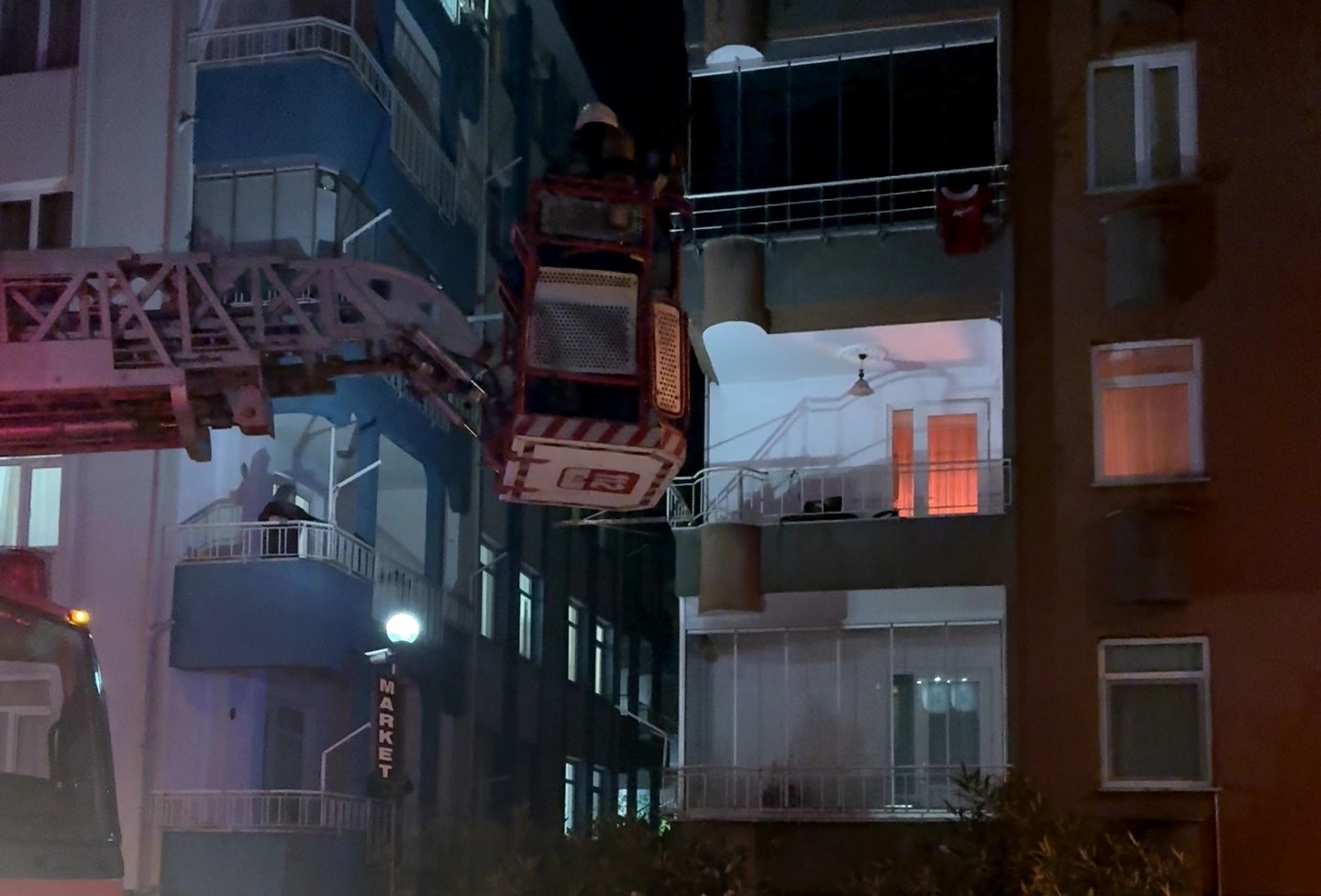 orduda-yanginda-evde-mahsur-kalan-cocugu-ekipler-kurtardi