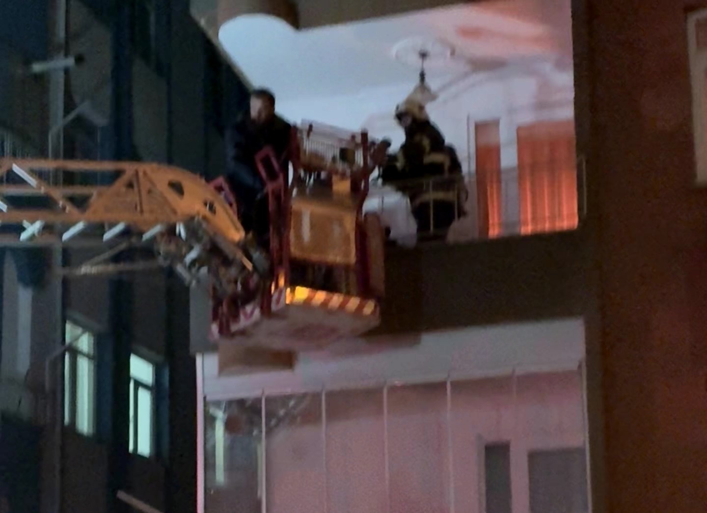 orduda-yanginda-evde-mahsur-kalan-cocugu-ekipler-kurtardi