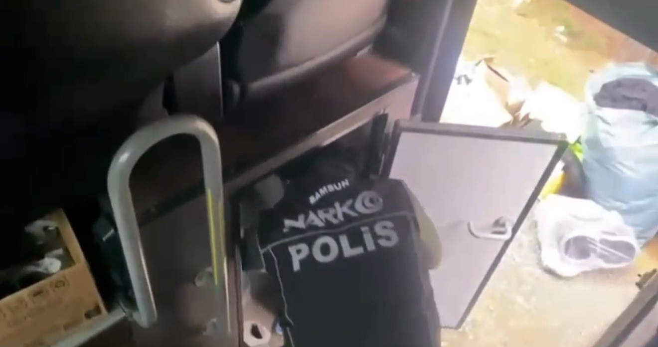 otobus-tuvaletinde-2-kilo-metamfetamin-ele-gecirildi-otobusu-uyusturucu-sevki-icin-kullanmis