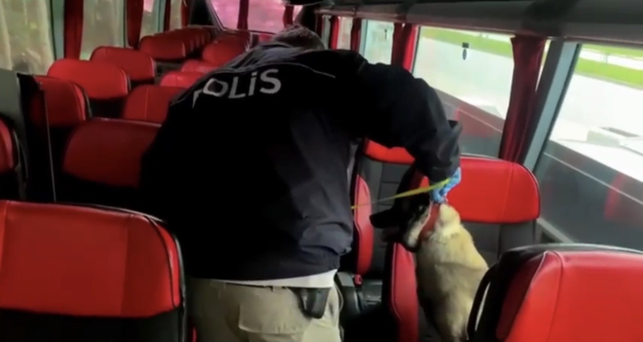 otobus-tuvaletinde-2-kilo-metamfetamin-ele-gecirildi-otobusu-uyusturucu-sevki-icin-kullanmis