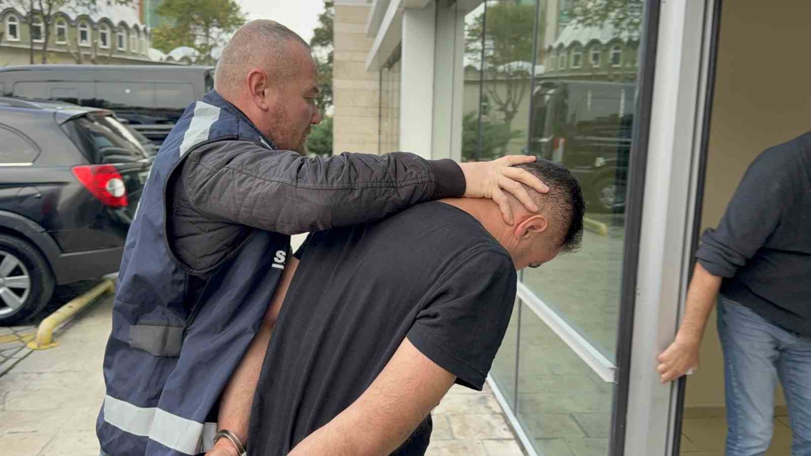 otobus-tuvaletinde-2-kilo-metamfetamin-ele-gecirildi-otobusu-uyusturucu-sevki-icin-kullanmis