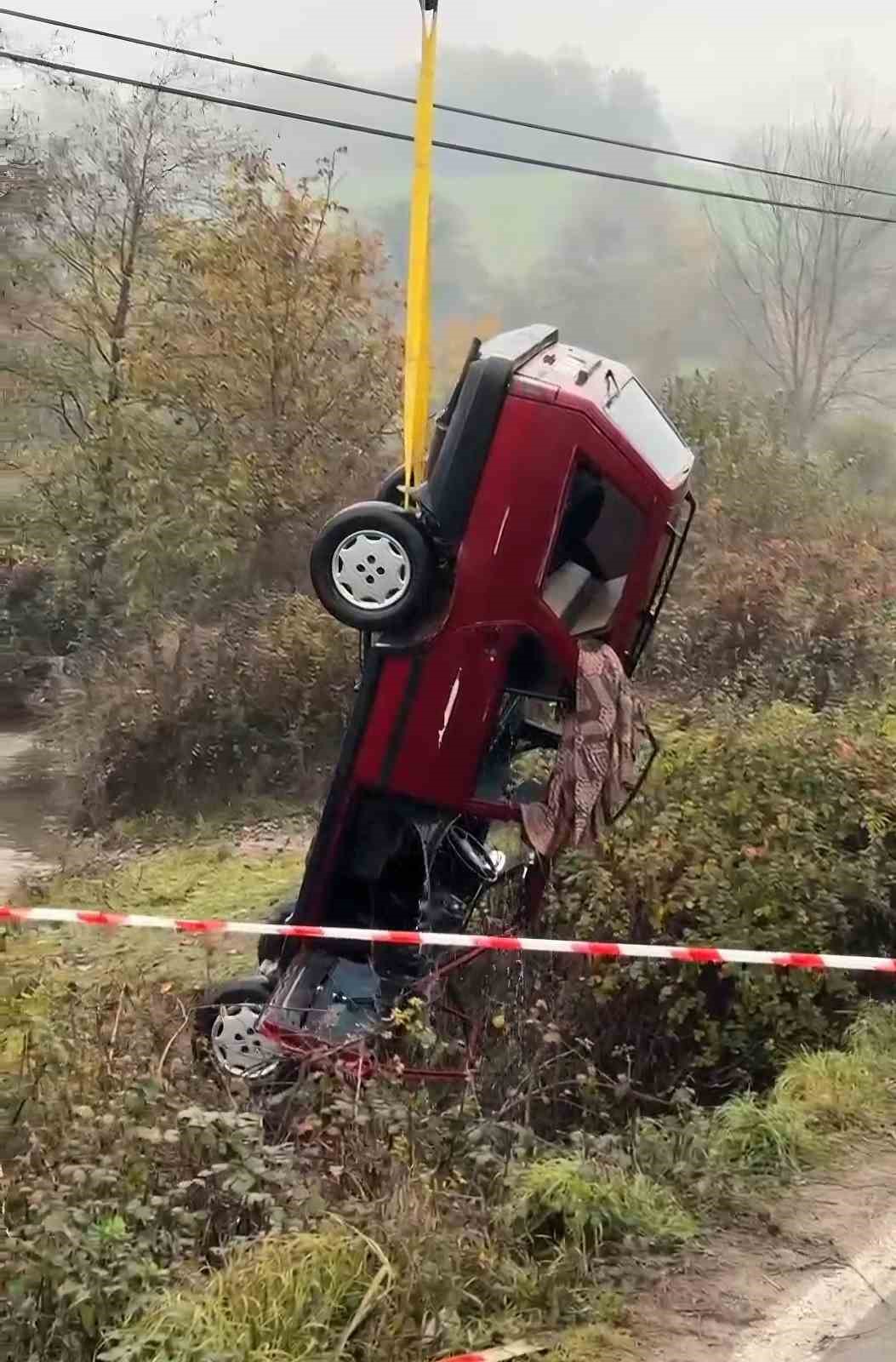 otomobil-dereye-uctu-2-olu-1-yarali