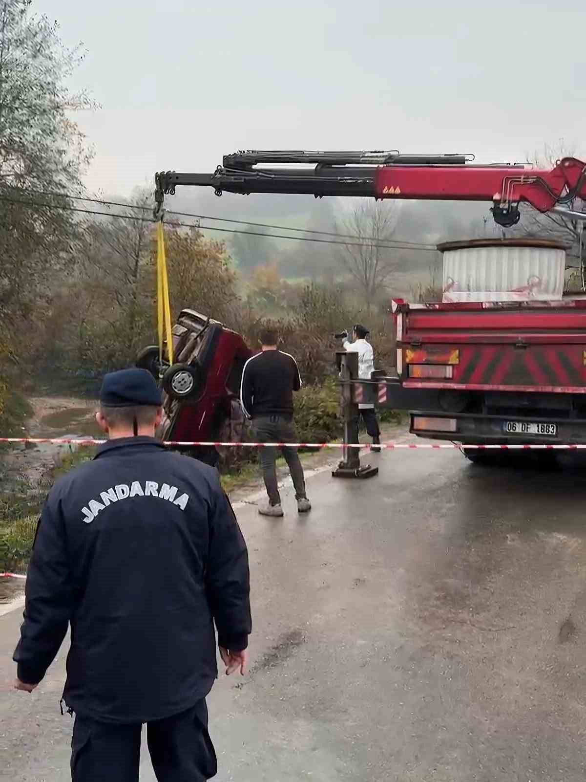 otomobil-dereye-uctu-2-olu-1-yarali