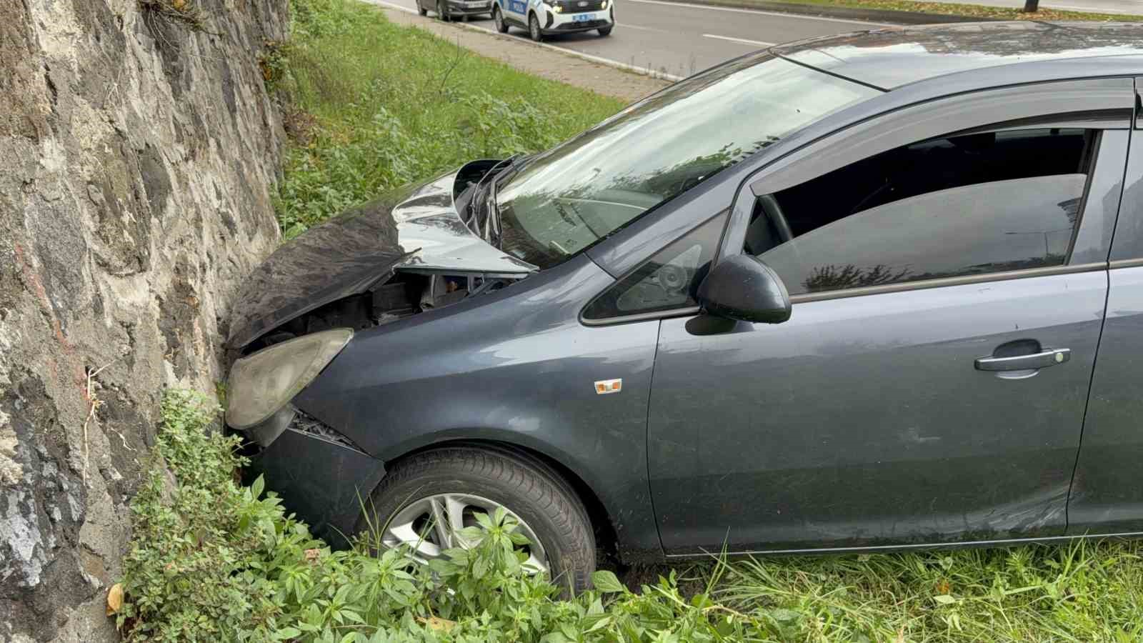 otomobil-istinat-duvarina-carpti-idmana-giden-futbolcu-yaralandi