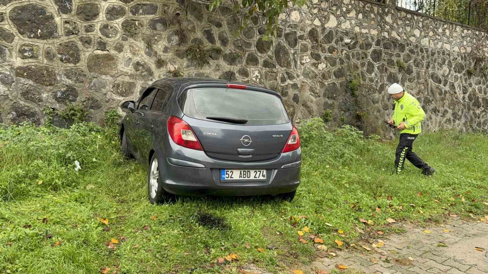 otomobil-istinat-duvarina-carpti-idmana-giden-futbolcu-yaralandi