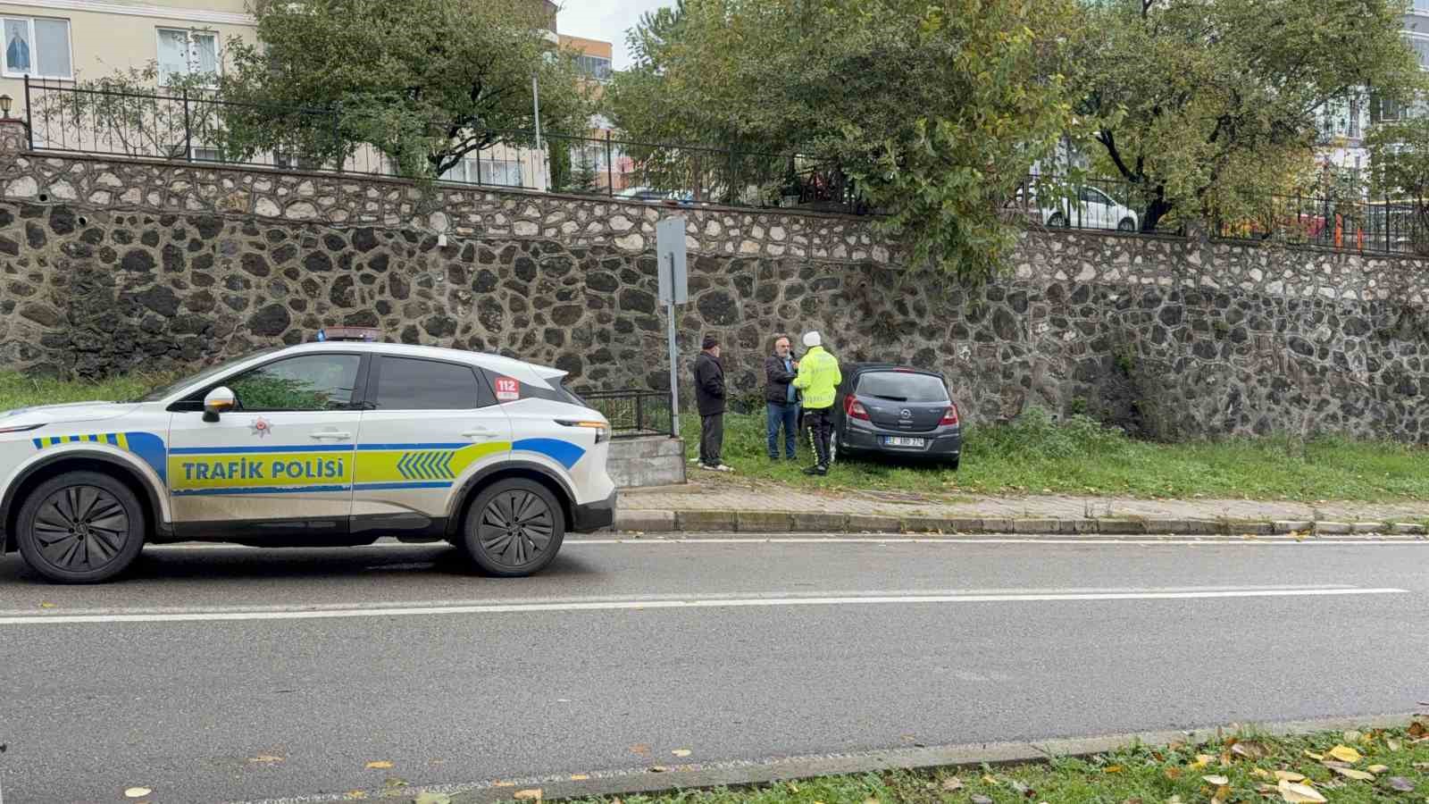 otomobil-istinat-duvarina-carpti-idmana-giden-futbolcu-yaralandi