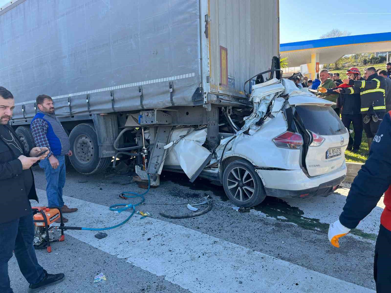 otomobil-tirin-altina-girdi-ozel-egitim-ogretmeni-hayatini-kaybetti