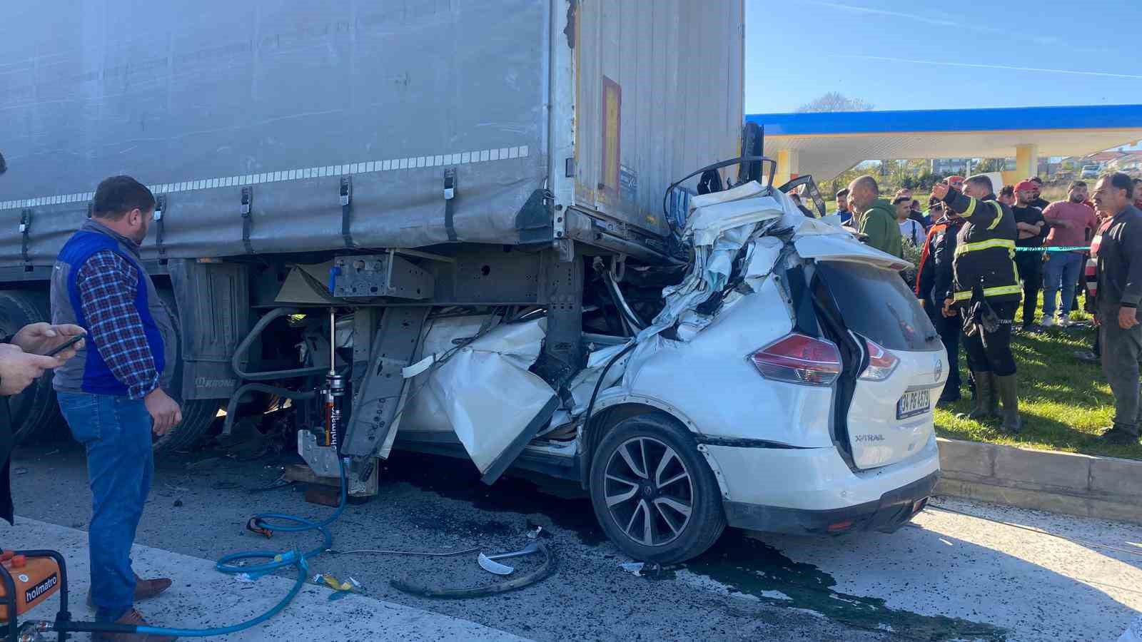 otomobil-tirin-altina-girdi-ozel-egitim-ogretmeni-hayatini-kaybetti