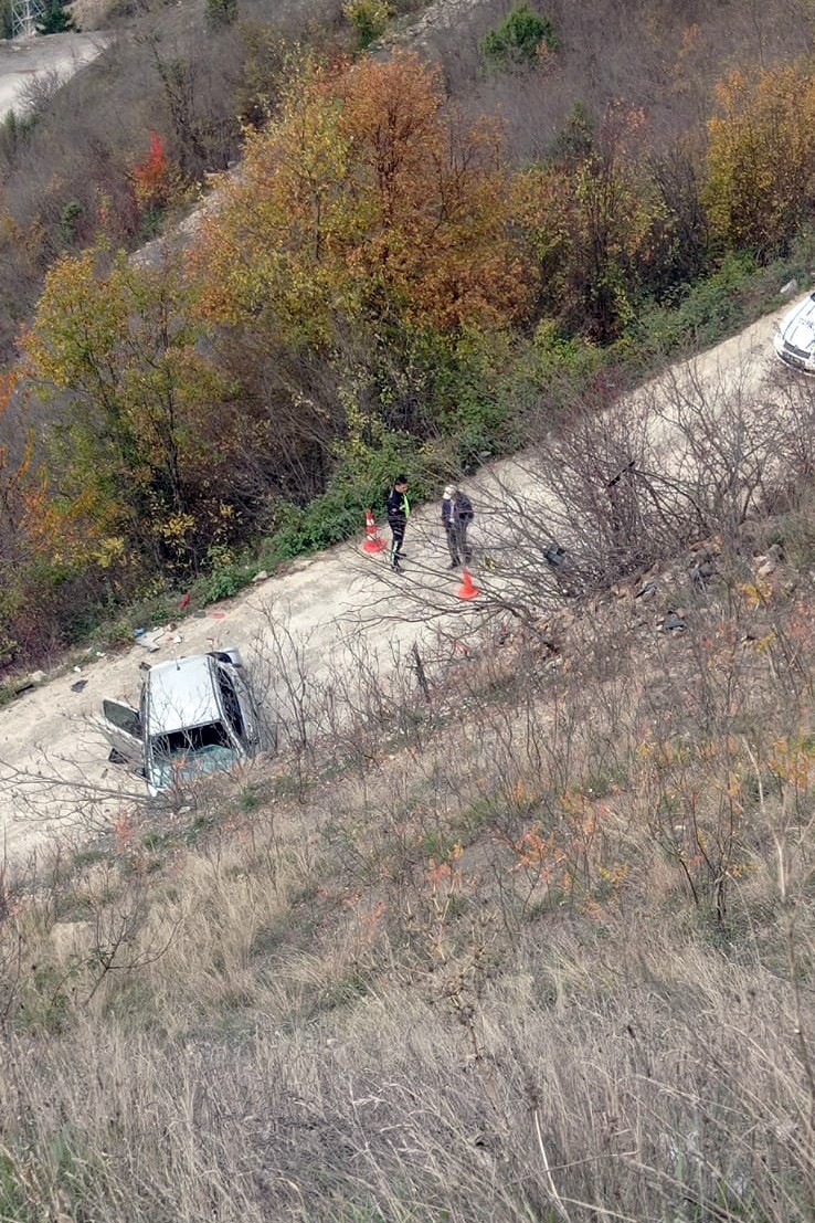 otomobil-ucuruma-yuvarlandi-kaza-gun-agarinca-ortaya-cikti-1-agir-yarali