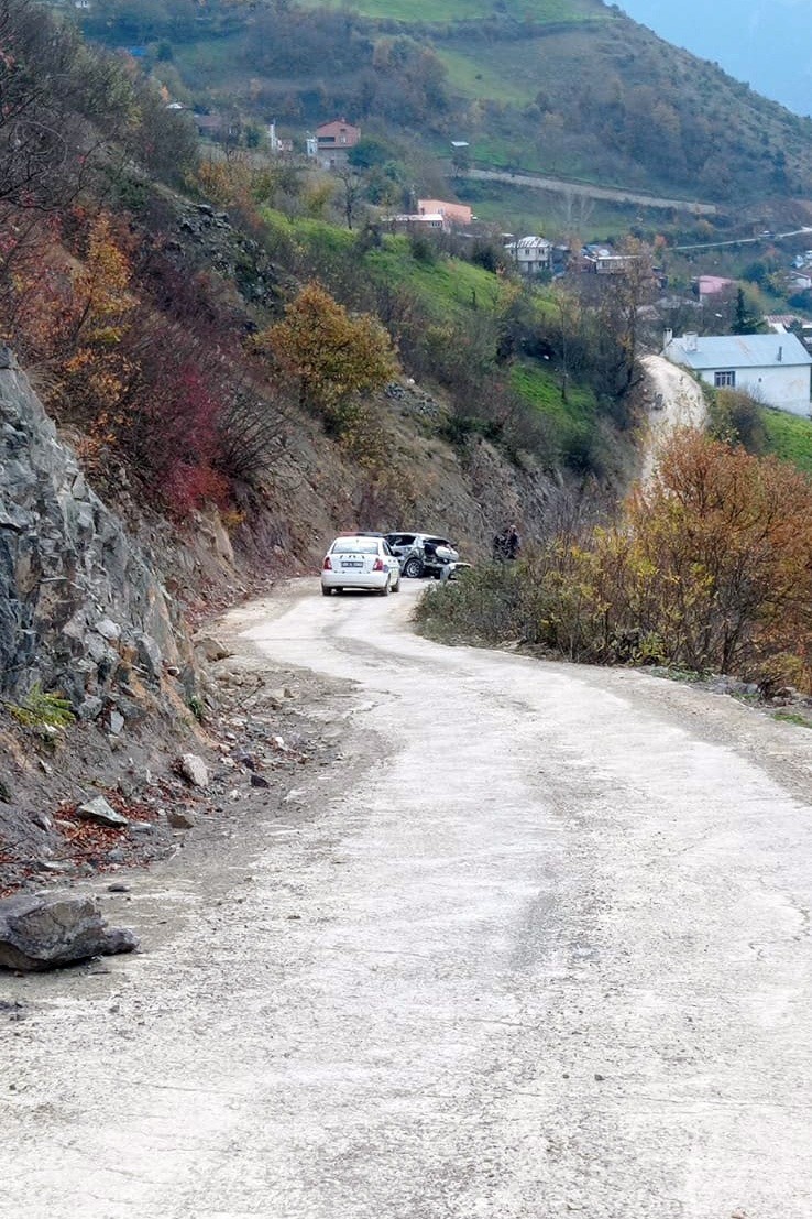 otomobil-ucuruma-yuvarlandi-kaza-gun-agarinca-ortaya-cikti-1-agir-yarali