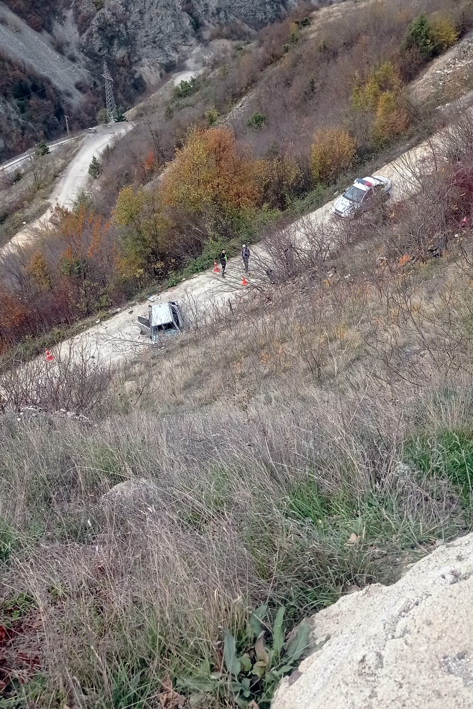 otomobil-ucuruma-yuvarlandi-kaza-gun-agarinca-ortaya-cikti-1-agir-yarali