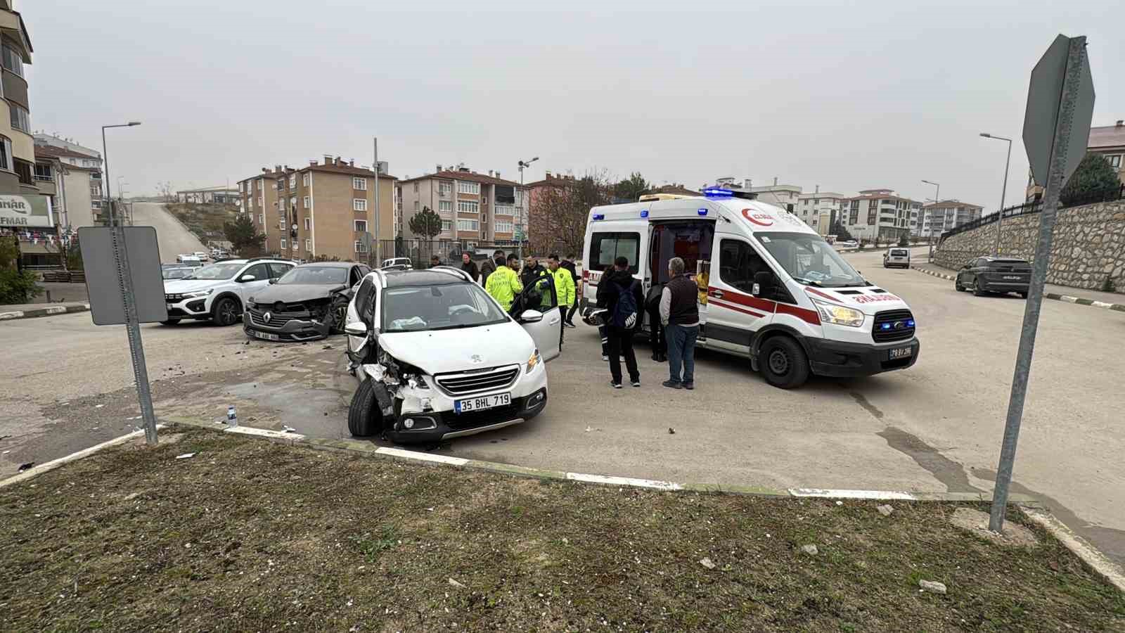 otomobille-motosikletin-carpistigi-kaza-kamerada