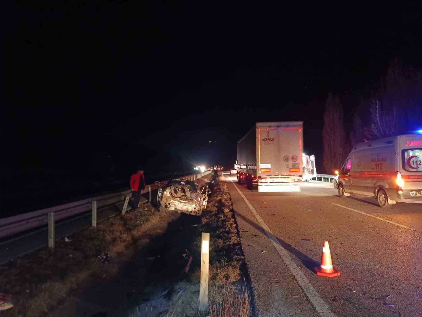 otostopla-bindigi-arac-mezari-oldu-1-olu-2-yarali