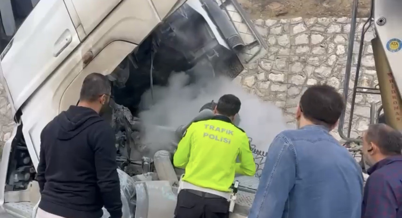 polislerin-hizli-mudahalesi-arac-yanginini-buyumeden-onledi