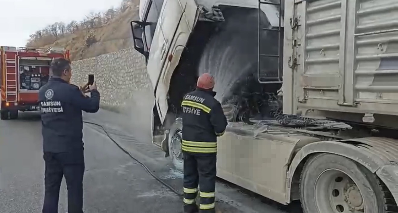 polislerin-hizli-mudahalesi-arac-yanginini-buyumeden-onledi