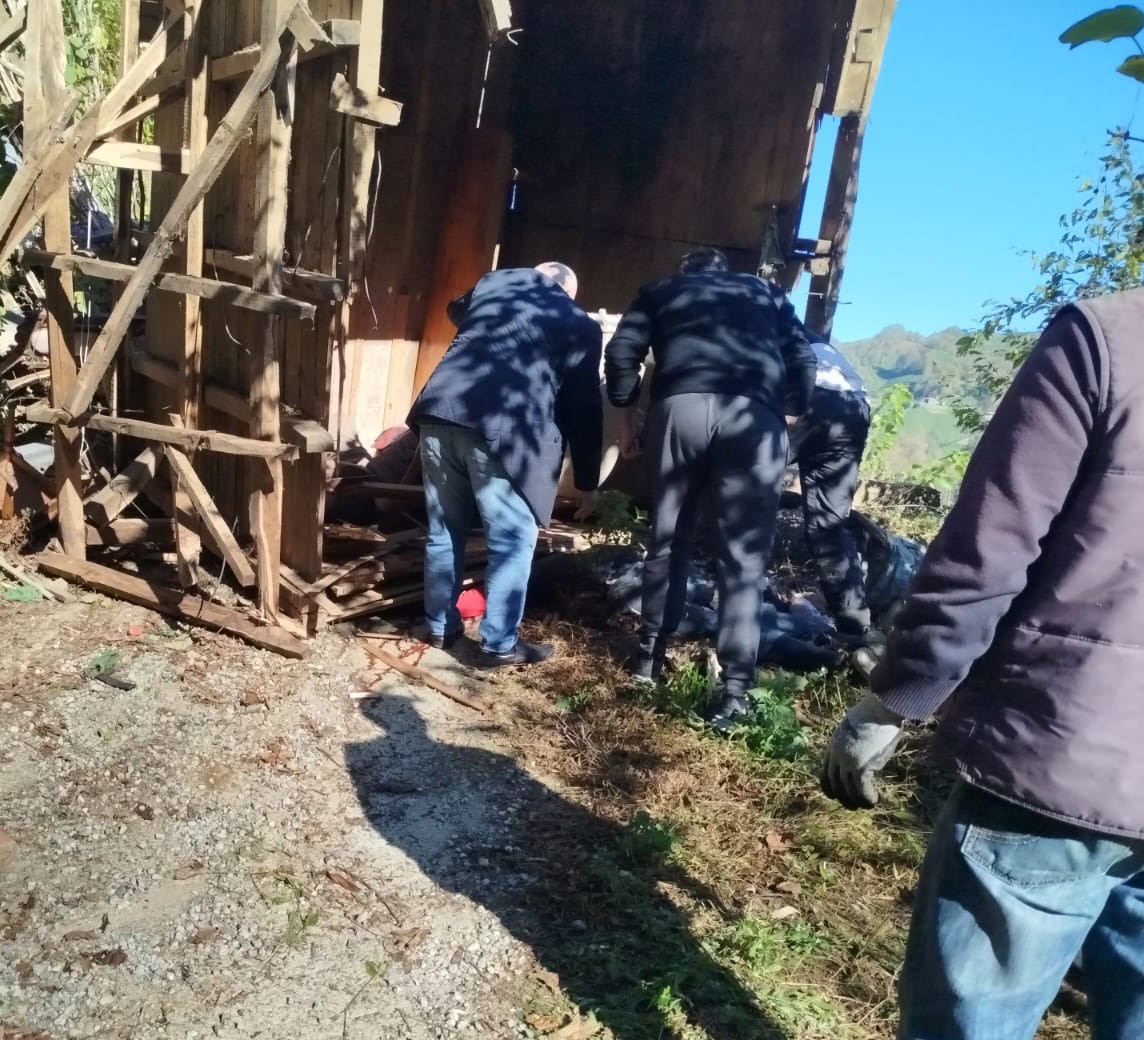 rizede-ahsap-yapi-coktu-1-olu-2-yarali