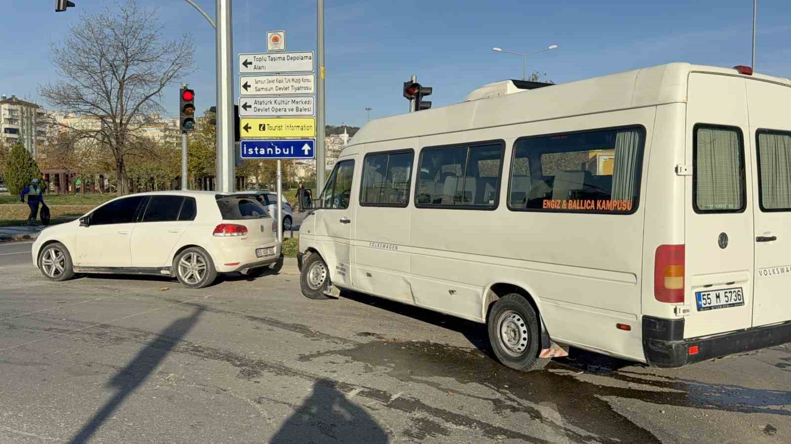 samsunda-minibus-ile-otomobil-carpisti-1-yarali