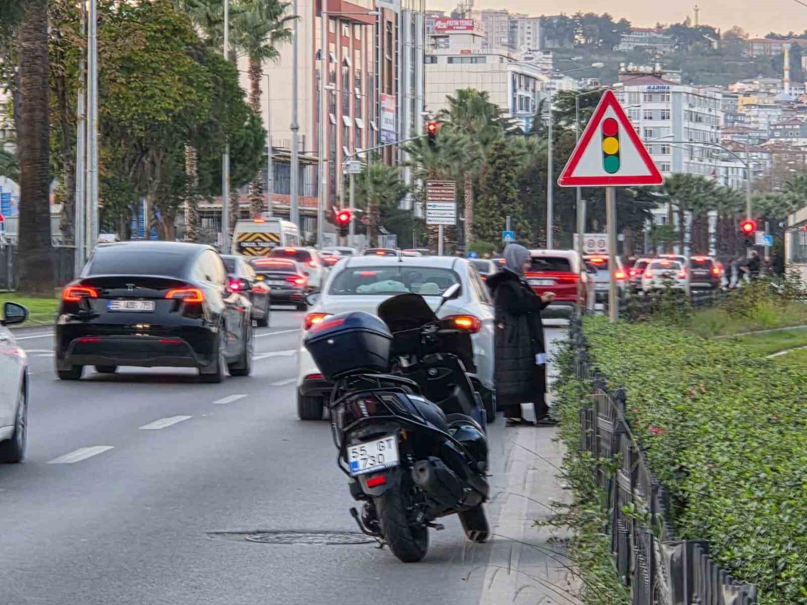 samsunda-motosiklet-otomobile-carpti-1-yarali