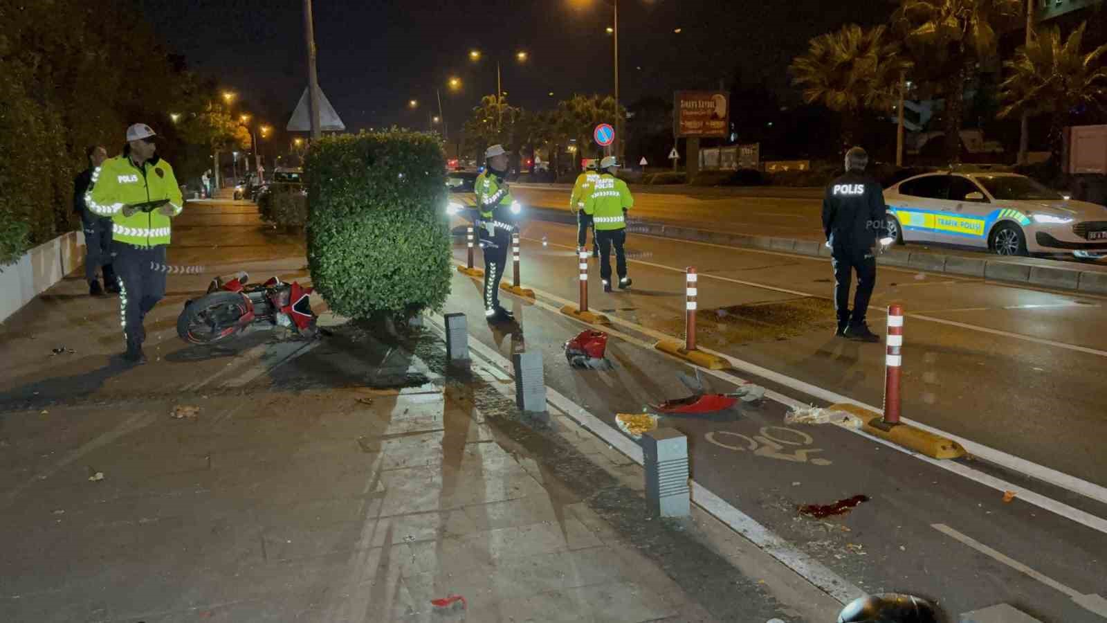 samsunda-motosiklet-yayaya-carpti-3-kisi-agir-yaralandi