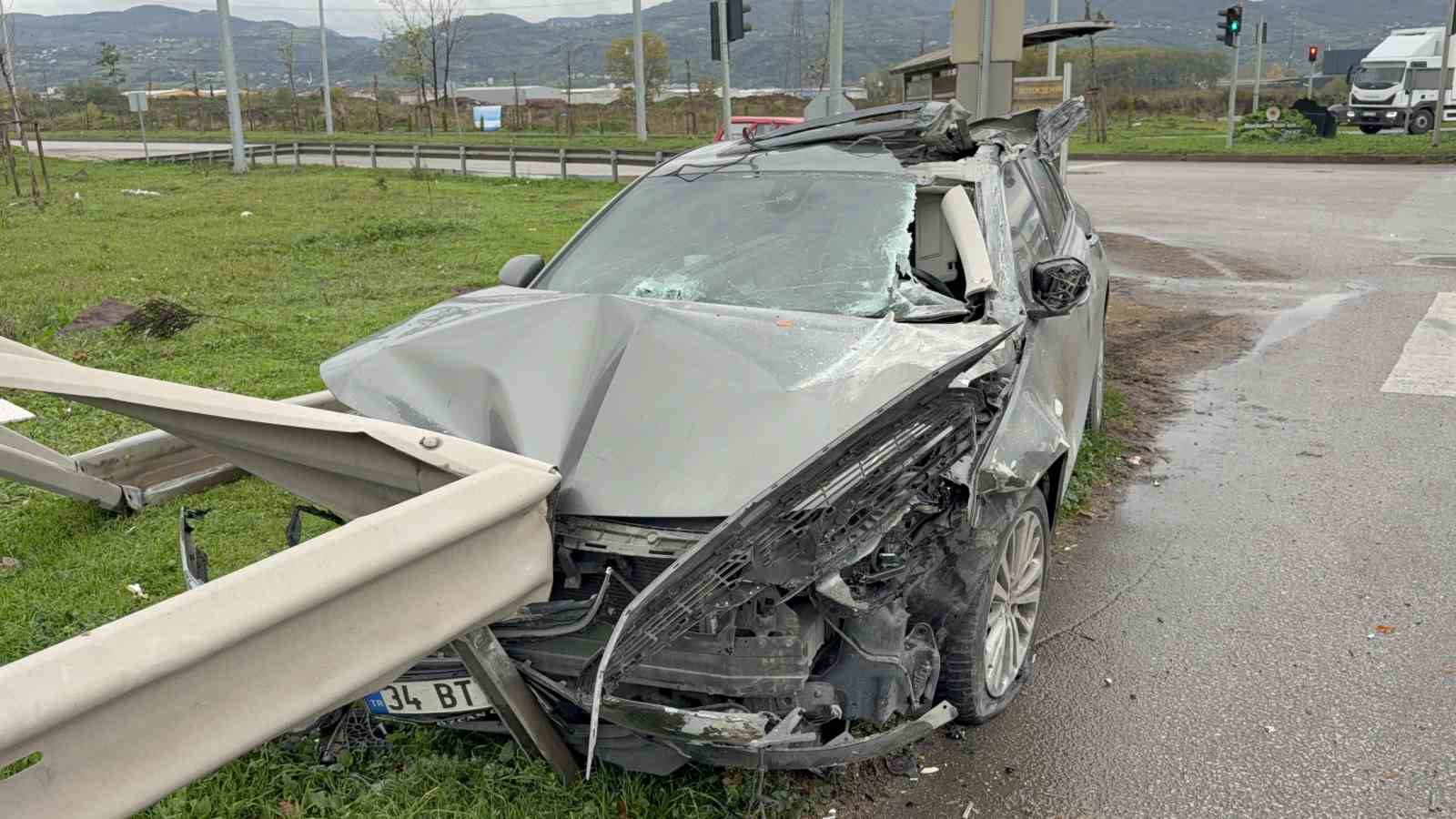 samsunda-otomobil-kamyonete-carpip-bariyere-girdi-3-yarali