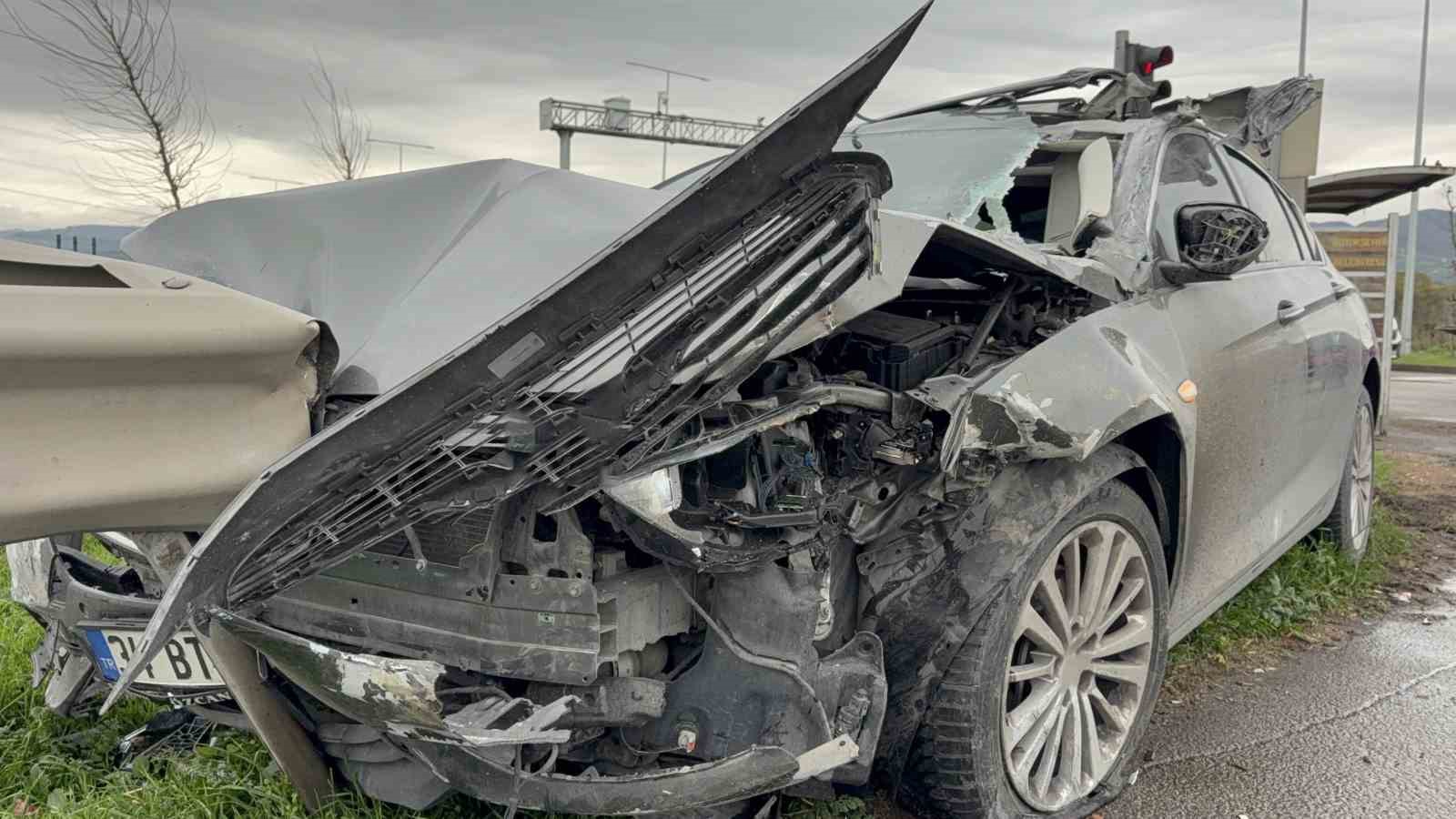 samsunda-otomobil-kamyonete-carpip-bariyere-girdi-3-yarali