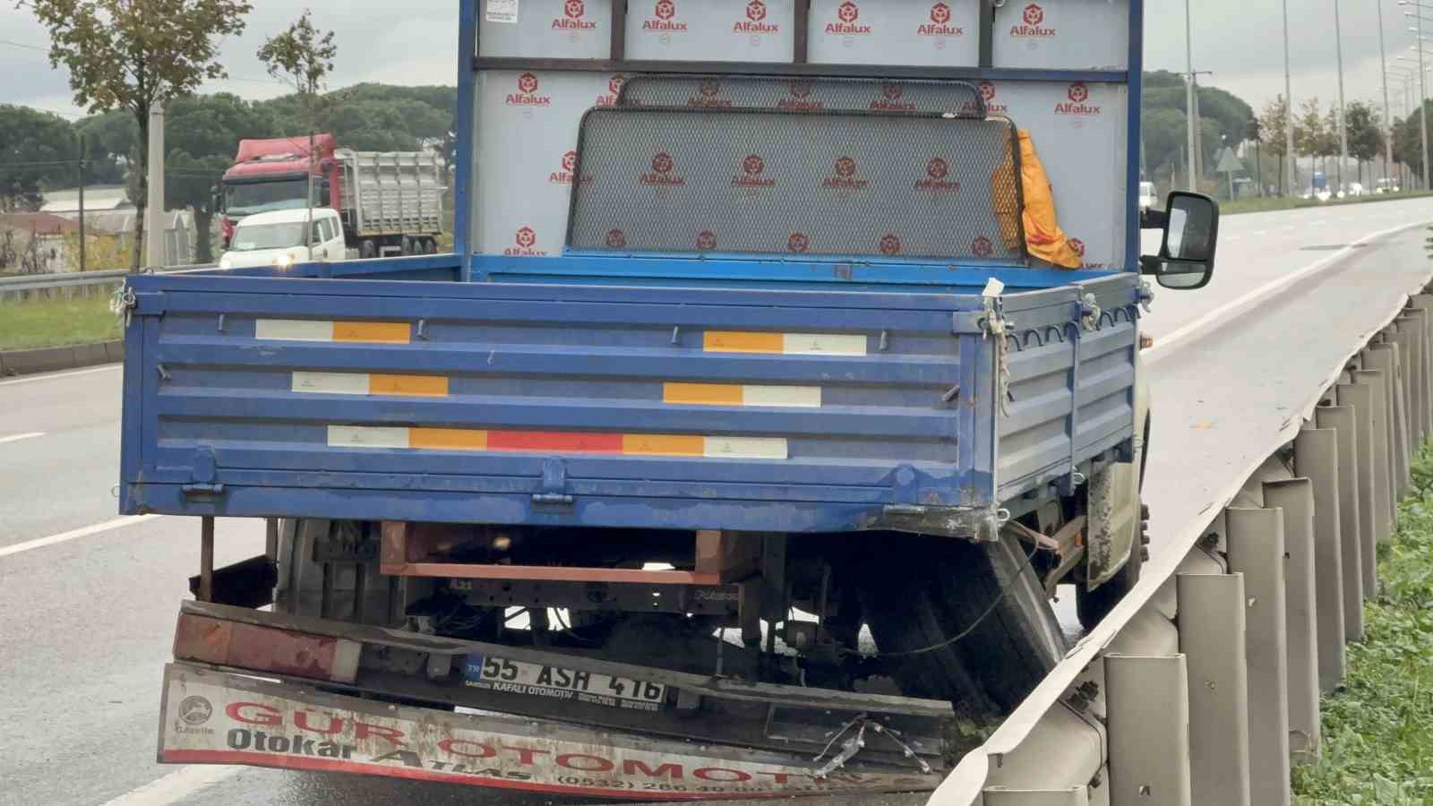 samsunda-otomobil-kamyonete-carpip-bariyere-girdi-3-yarali