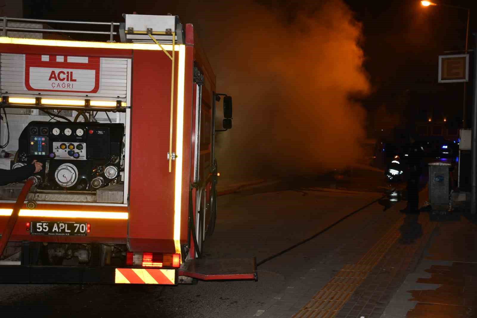 samsunda-park-halindeki-otomobil-yanarak-kullanilamaz-hale-geldi