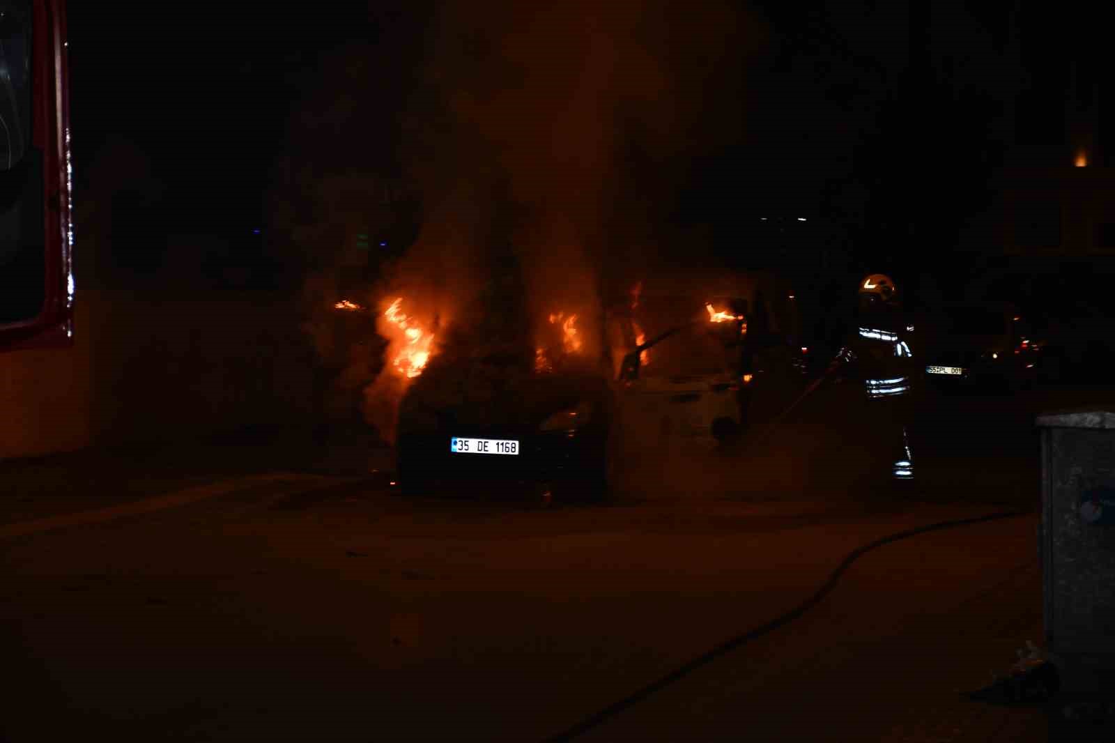 samsunda-park-halindeki-otomobil-yanarak-kullanilamaz-hale-geldi