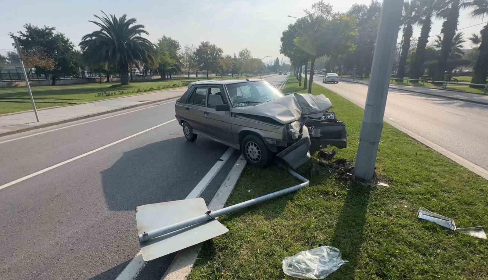 samsunda-yayaya-carpmamak-icin-fren-yapti-direge-carpti-1-yarali