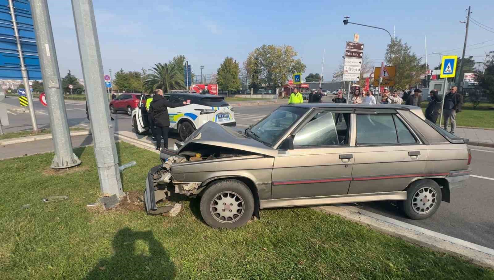 samsunda-yayaya-carpmamak-icin-fren-yapti-direge-carpti-1-yarali