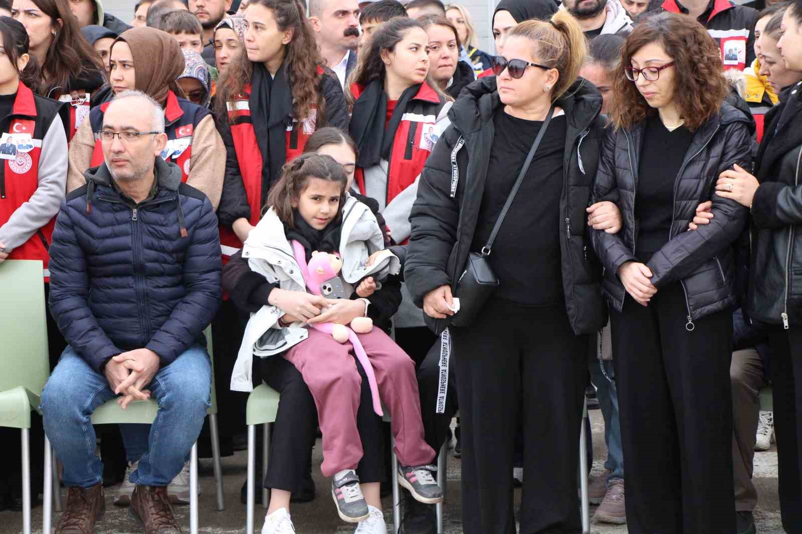 sehit-babasini-oyuncagina-sarilarak-bekledi